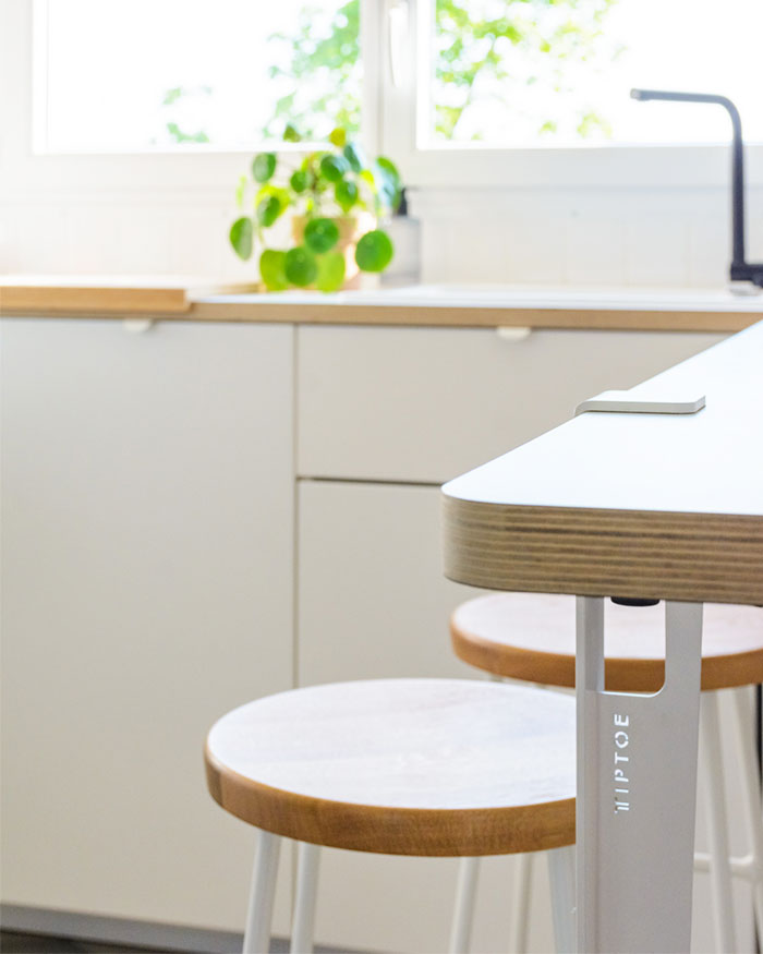 Rénovation d'une cuisine sur-mesure avec un plan de travail en contreplaqué arrondi par Studio Nidu à Versailles (Yvelines)