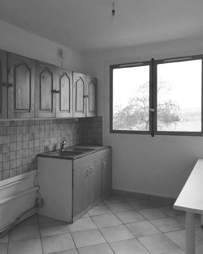 Cuisine avant et après rénovation sur-mesure avec portes en contreplaqué bouleau et plan de travail en pierre naturelle, Studio Nidu, architecte d’intérieur Versailles