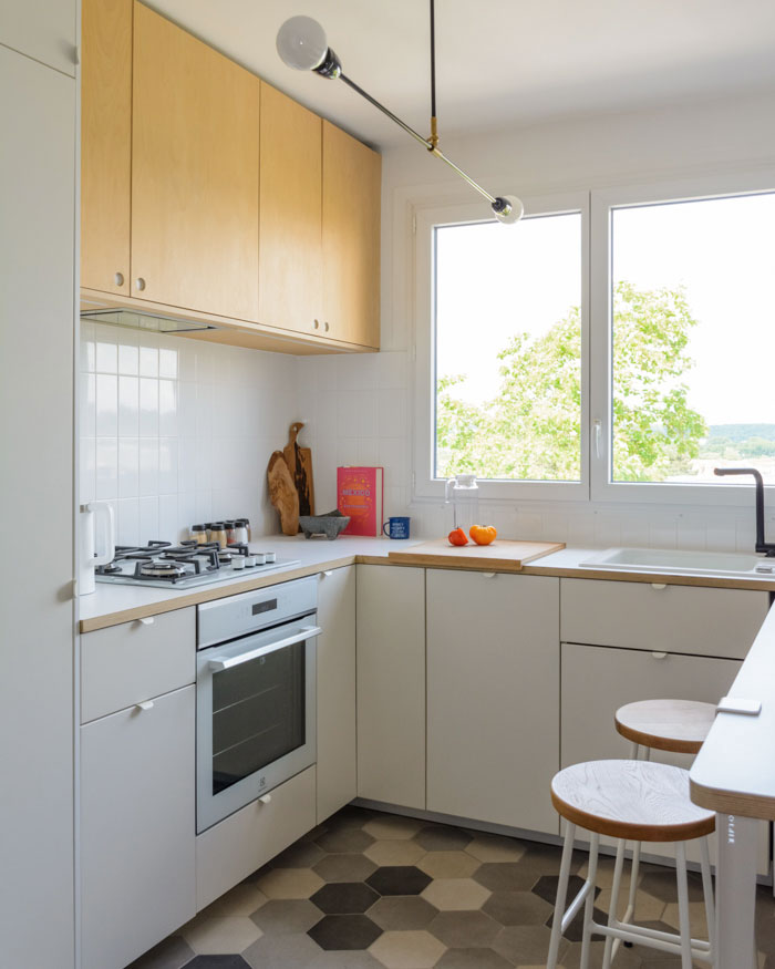 Cuisine rénovée sur mesure en contreplaqué de bouleau, réalisée par Studio Nidu, architecte d’intérieur à Versailles (Yvelines).