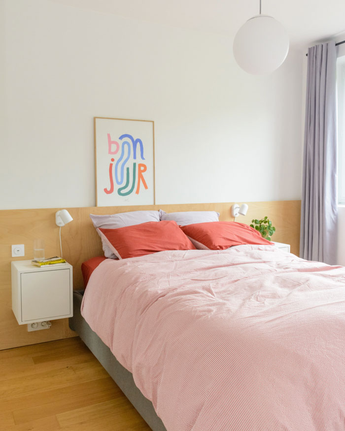 Chambre rénovée avec tête de lit sur mesure en contreplaqué de bouleau, Studio Nidu, architecte d’intérieur à Versailles (Yvelines)