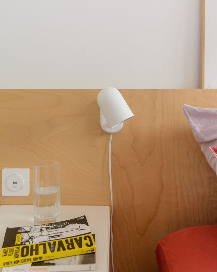 Détail de tête de lit sur mesure en contreplaqué de bouleau, Studio Nidu, architecte d’intérieur à Versailles (Yvelines)