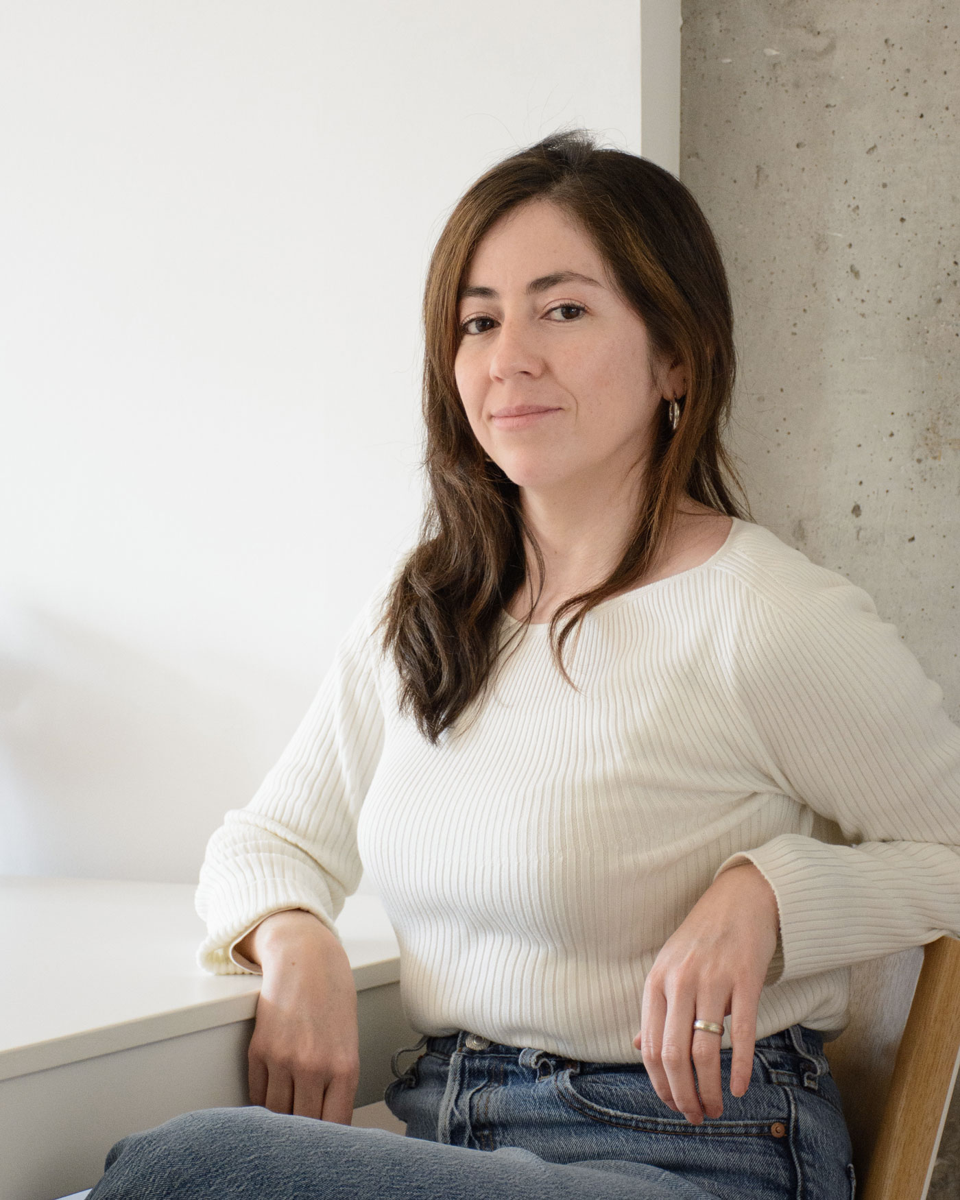 Cynthia Lopez, architecte d'intérieur basée à Versailles et fondatrice de Studio Nidu. Spécialisée en rénovation